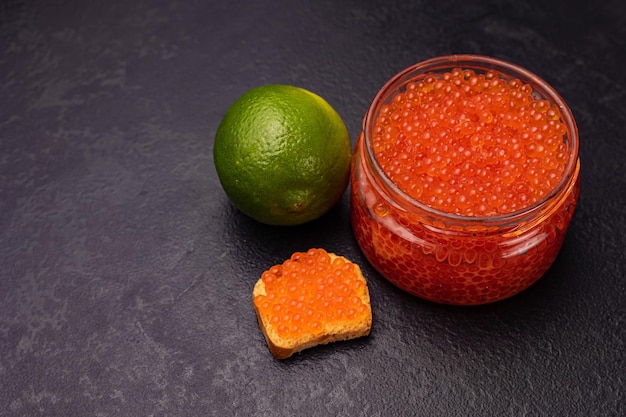 delicioso caviar rojo sobre tostadas