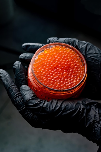 Delicioso caviar rojo en un tarro de cristal