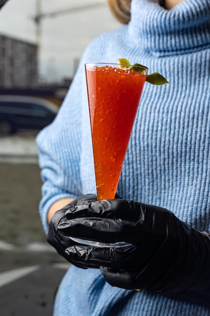 Delicioso caviar rojo en un tarro de cristal