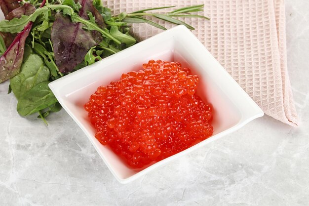 Delicioso caviar vermelho na tigela