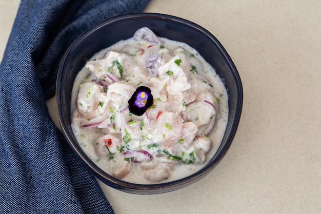 Delicioso ceviche servido em tigela azul