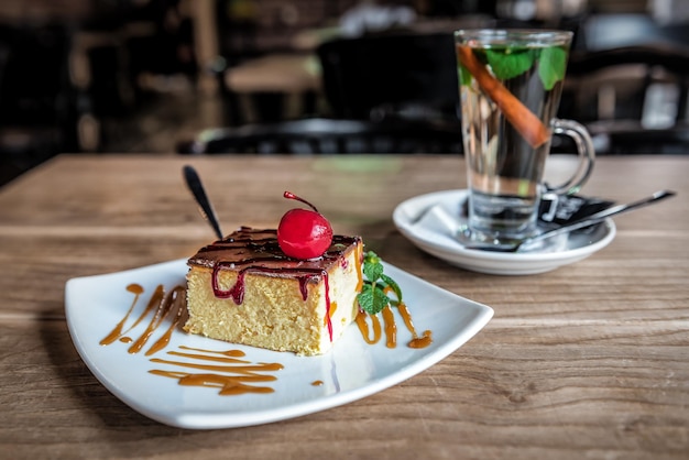 Delicioso cheesecake e chá de canela na mesa