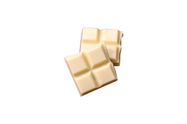 Foto delicioso chocolate branco doce quebrado em cubos em uma prancha de corte de madeira