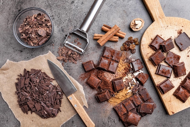 Foto delicioso chocolate em um fundo rústico