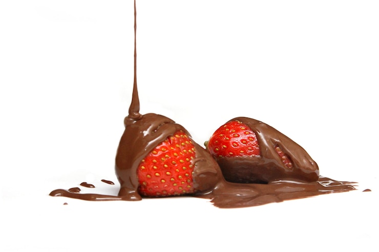 Foto delicioso chocolate sobre morango fresco