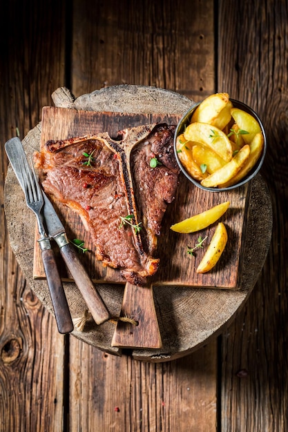 Delicioso chuletón y patatas fritas en barril viejo