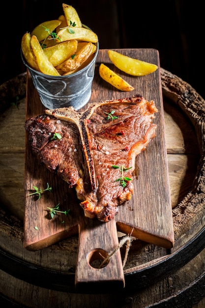 Delicioso chuletón y patatas fritas con sal y pimienta