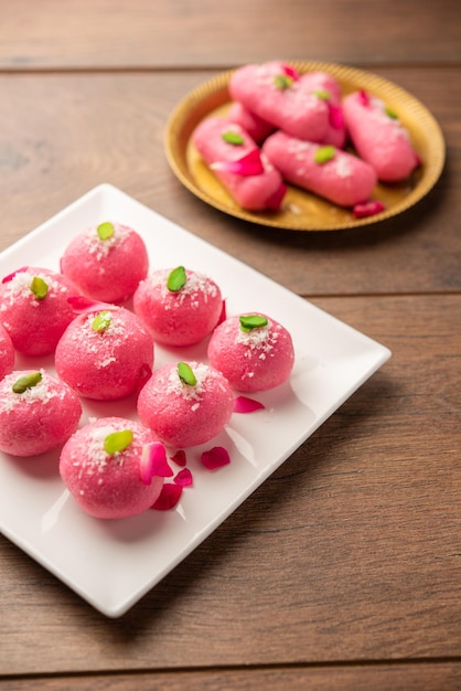 Delicioso Chumchum rosa ou sabor rosa cham cham ou Rasgulla ou Rasagola Rosogola Rosogolla