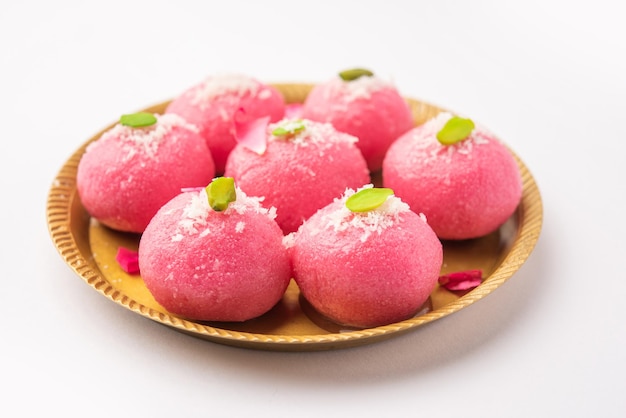 Foto delicioso chumchum rosado o sabor a rosa cham cham o rasgulla o rasagola rosogola rosogolla