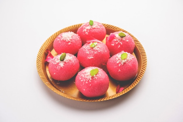 Delicioso Chumchum rosado o sabor a rosa cham cham o Rasgulla o Rasagola Rosogola Rosogolla