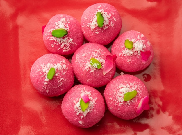 Delicioso Chumchum rosado o sabor a rosa cham cham o Rasgulla o Rasagola Rosogola Rosogolla