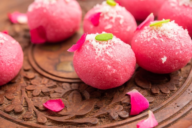 Delicioso Chumchum rosado o sabor a rosa cham cham o Rasgulla o Rasagola Rosogola Rosogolla