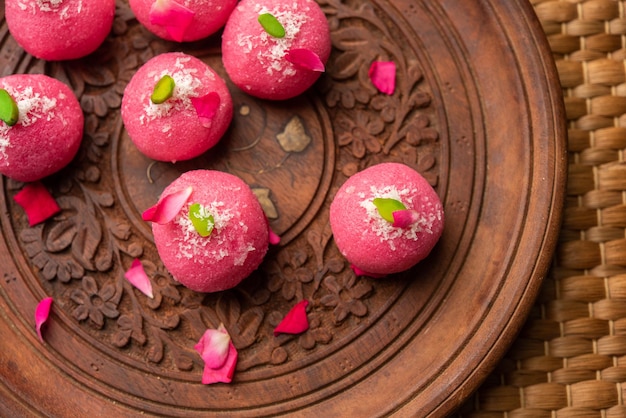 Delicioso Chumchum rosado o sabor a rosa cham cham o Rasgulla o Rasagola Rosogola Rosogolla