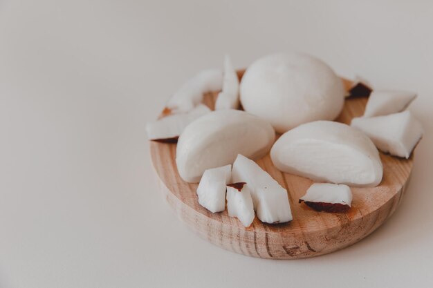 Delicioso coco mochi y sobre fondo blanco Postre tradicional japonés