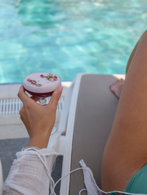 Delicioso cóctel junto a la piscina.