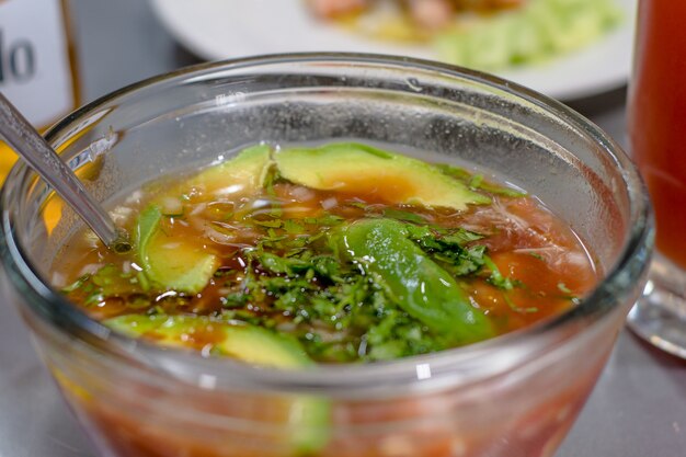 Delicioso cóctel de mariscos con tazón de aguacate.