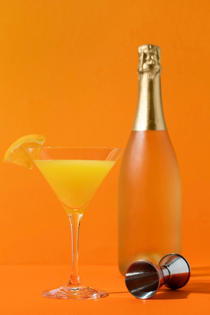 Delicioso cóctel de mimosa con rodaja de naranja