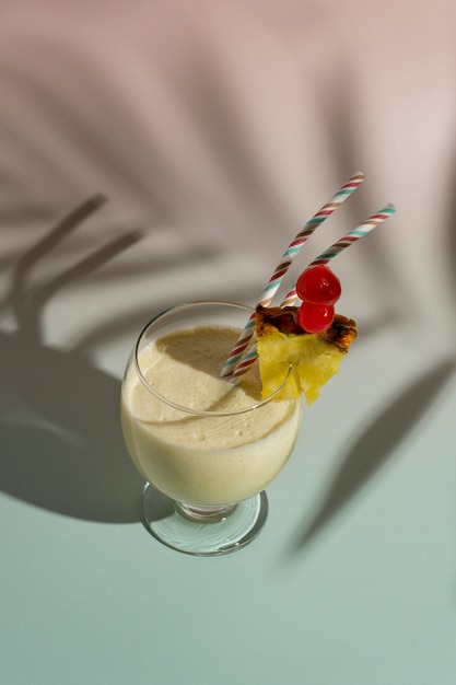 Foto delicioso cóctel de piña colada con piña