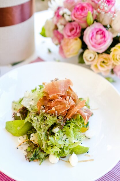 Delicioso concepto de desayuno de ensalada de celebración. comida de restaurante. ambiente festivo