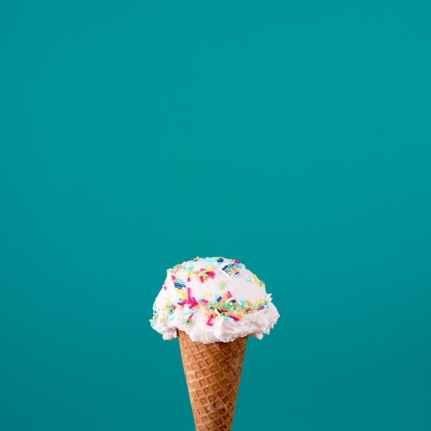 Delicioso cono de helado con espacio de copia