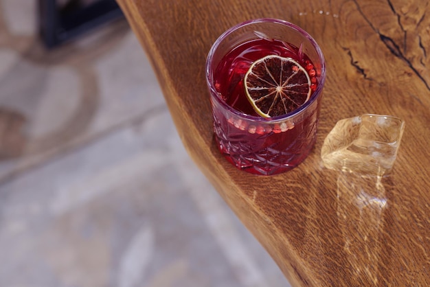 Delicioso coquetel alcoólico moderno em uma mesa com gelo closeup tiro de baixo