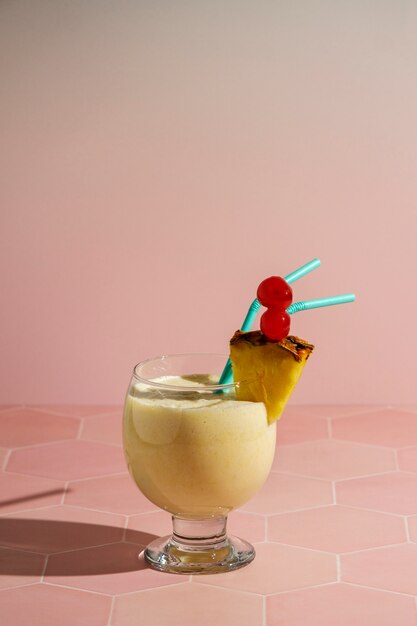 Delicioso coquetel pina colada com abacaxi