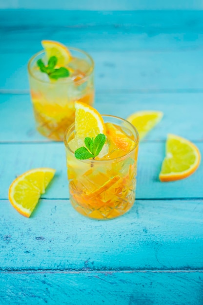 Delicioso coquetel refrescante com álcool e laranja com folha de hortelã