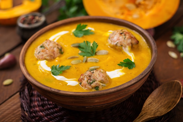 Delicioso creme de sopa de abóbora com almôndegas de carne de peru picada em uma tigela