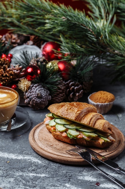 Delicioso croissant con camarones y pepino