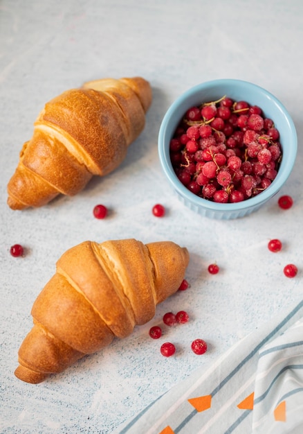 delicioso croissant de pastelaria doce com baga de groselha no café da manhã