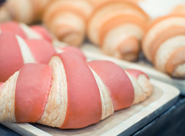 Delicioso croissant con sabor a fresa.