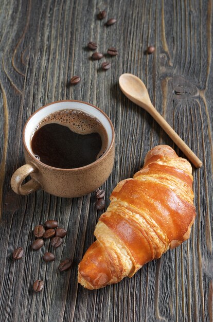 Delicioso croissant y taza de café para el desayuno