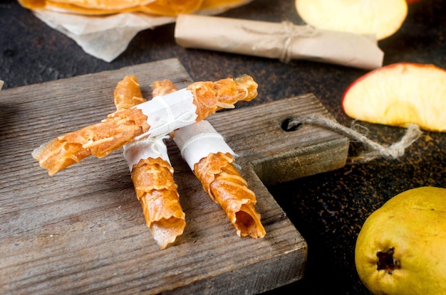 Delicioso cuero de fruta de manzana en un tablero