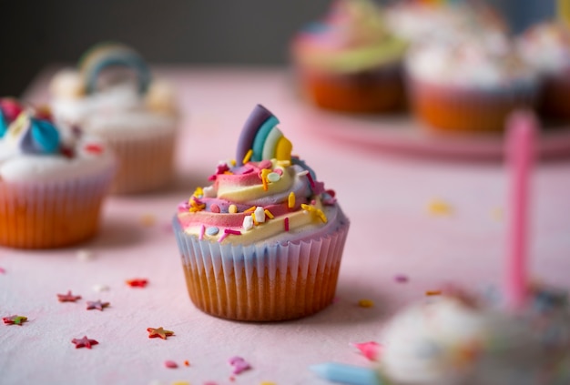 Foto delicioso cupcake arcoiris bodegón