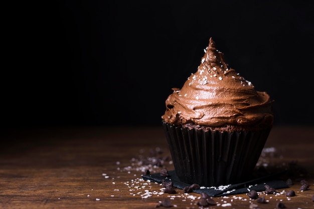 Foto delicioso cupcake con azúcar sobre la mesa