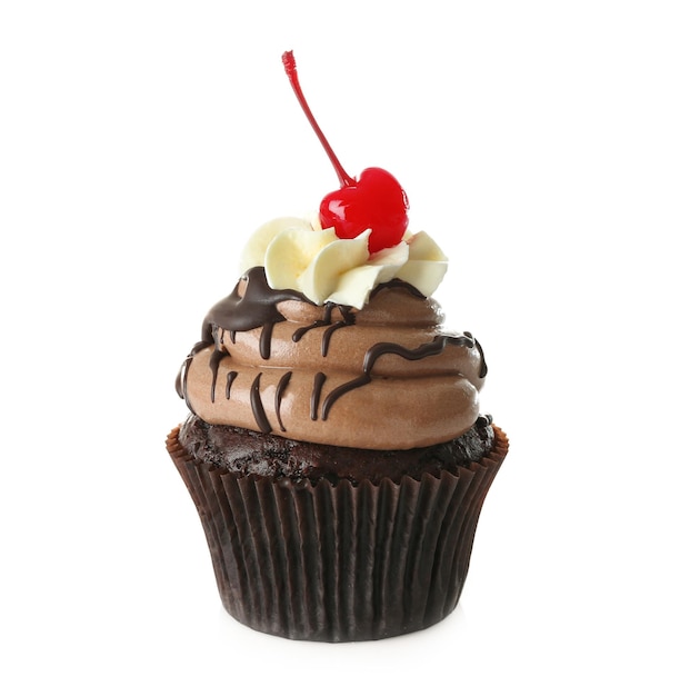 Delicioso cupcake de chocolate con berry aislado en blanco