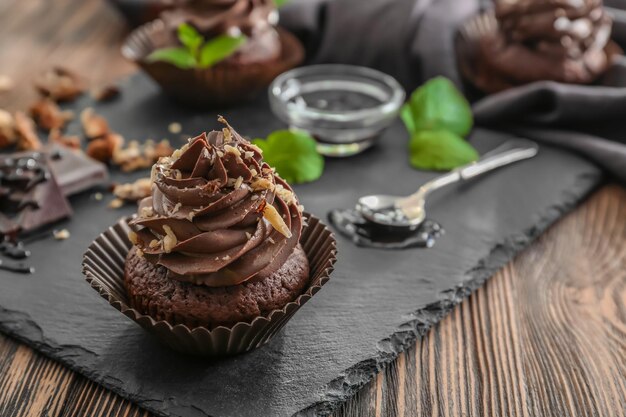 Delicioso cupcake de chocolate en placa de pizarra