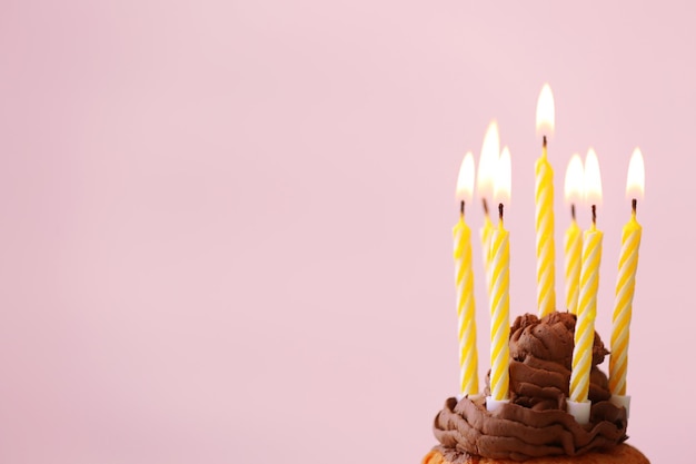 Delicioso cupcake de cumpleaños sobre fondo claro