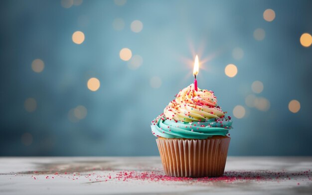 Delicioso cupcake de aniversário na mesa sobre fundo claro