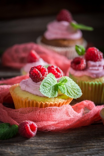 Delicioso cupcake de framboesa com frutas e creme rosa