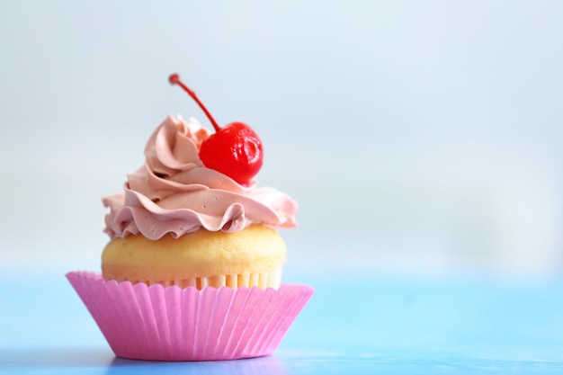 Delicioso cupcake para el Día de San Valentín en mesa azul