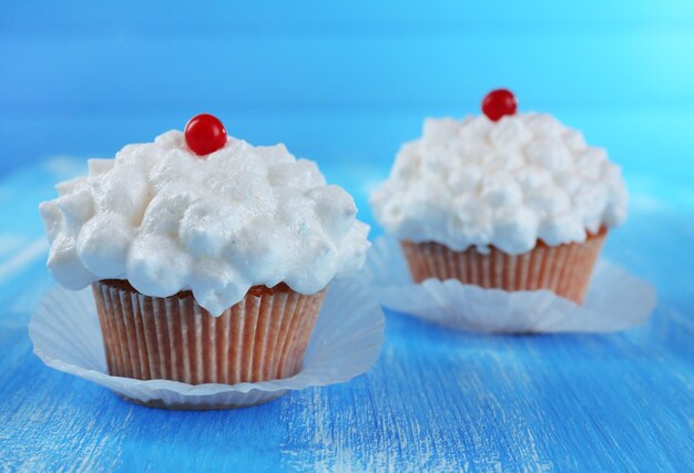 Delicioso cupcake en la mesa de cerca