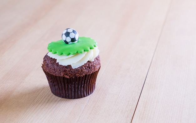 Delicioso cupcake en mesa