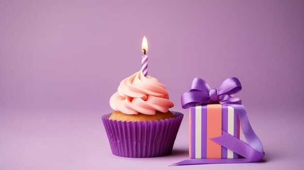 Delicioso cupcake con vela de cumpleaños y caja de regalo sobre fondo lila