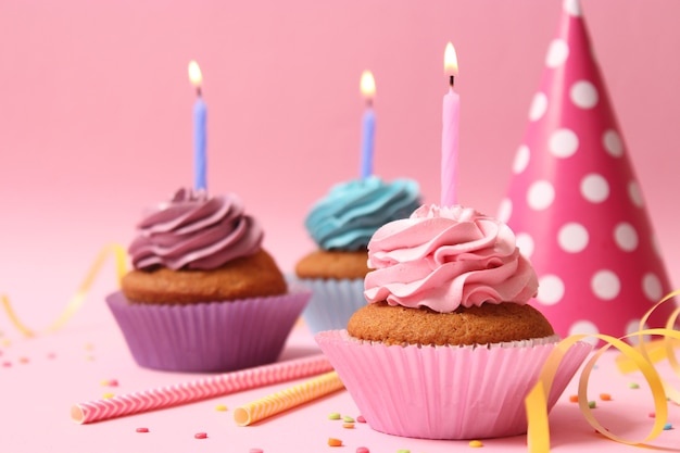 Delicioso cupcake con vela sobre un fondo de color con espacio para insertar texto. Fondo festivo, cumpleaños. Foto de alta calidad