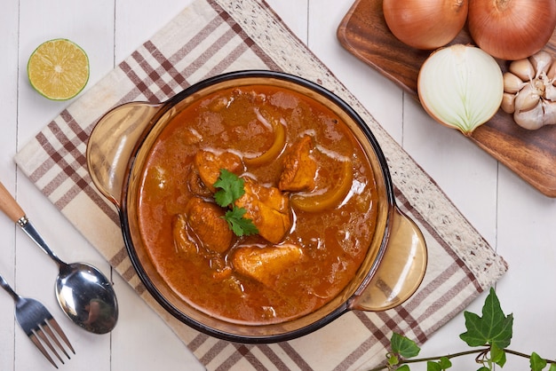 Delicioso curry caseiro de frango com leite de coco e espiões