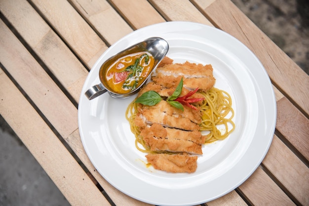 Delicioso curry con chuleta de cerdo.