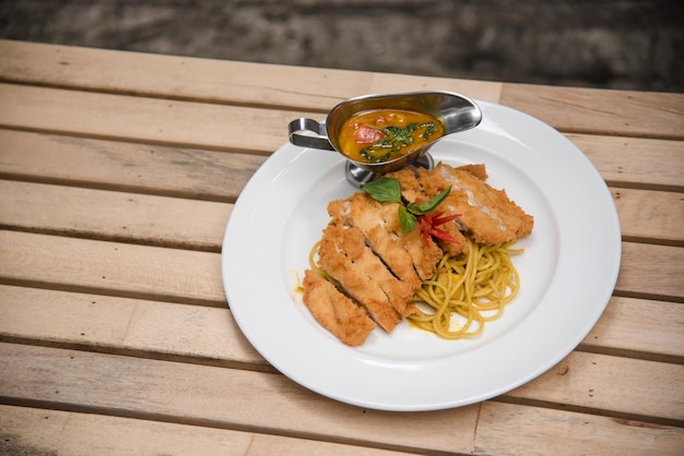 Delicioso curry con chuleta de cerdo.