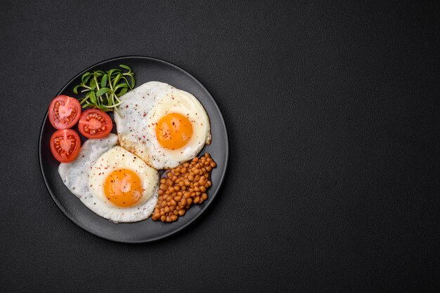 Delicioso desayuno abundante que consta de dos huevos fritos lentejas enlatadas y microvegetales