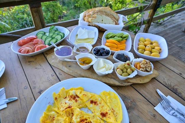 Un delicioso desayuno al estilo turco con verduras frescas servido en un plato de madera para un bienestar saludable